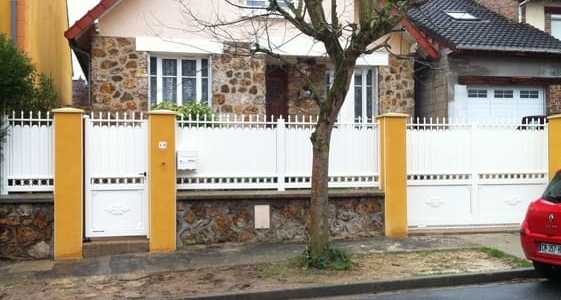 Installation d'un portail coulissant, portillon et clôture en aluminium style tradition dans l'Yonne (89). Modèle PARNASSIA, Collection TRADITION Horizal