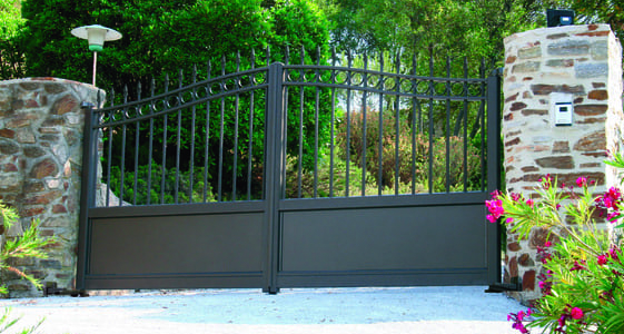 Portail aluminium battant 2 vantaux style traditionnel. Modèle MONTIA, Collection TRADITION