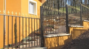 Tradition Barreaudees
Clôtures aluminium ajourées imitation fer forgé avec barreaux cannelés