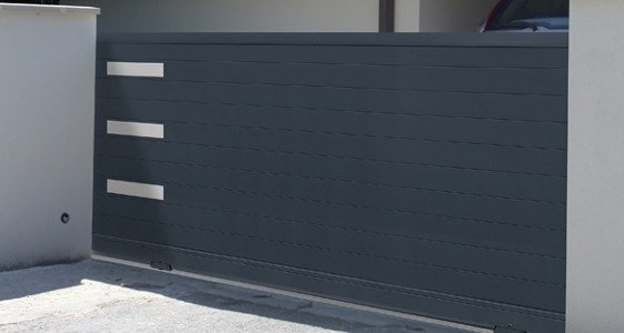 Portail coulissant aluminium avec intégration de décors horizontaux en finition inox brossé. Modèle SENSO, Collection DECORS INOX Horizal