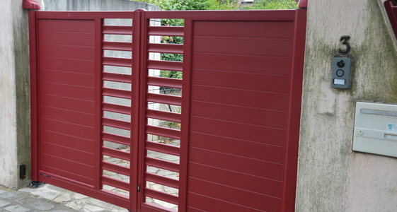 Pose d'un portail battant avec motorisation invisible. Modèle TERA, Collection REVELATION, Horizal